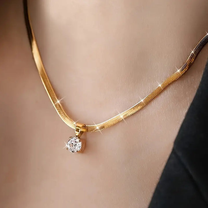 Elegantní náhrdelník s přívěskem z kamínků | Zlato